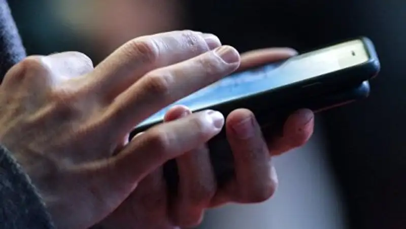 Ученые объяснили, почему нельзя спать рядом со смартфоном