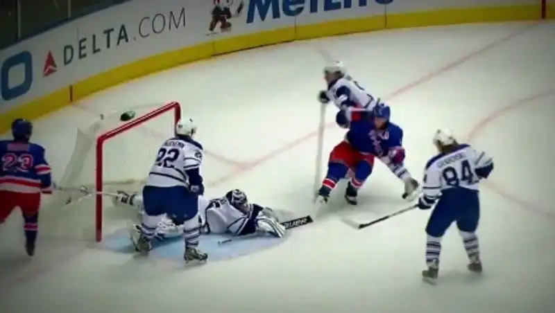 Вратарь НХЛ Петр Мразек сделал невероятный сэйв.