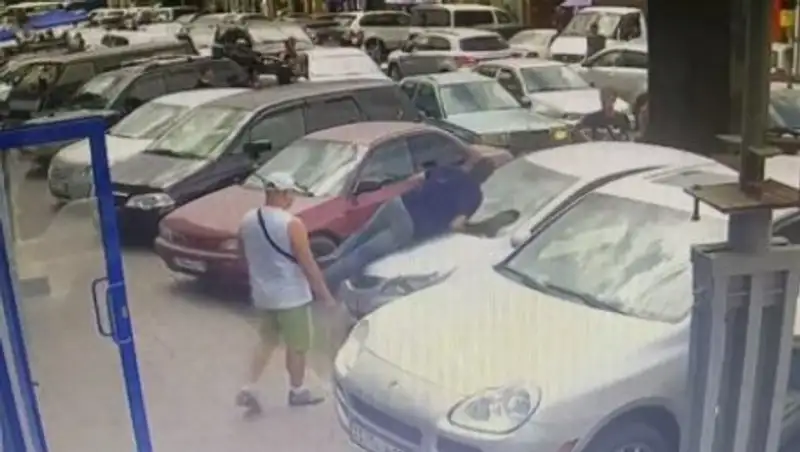 Драка за парковку в Алматы: избивший мужчину водитель задержан