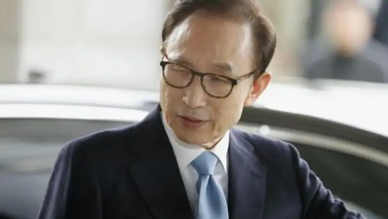 Экс-президент Южной Кореи арестован по подозрению в коррупции