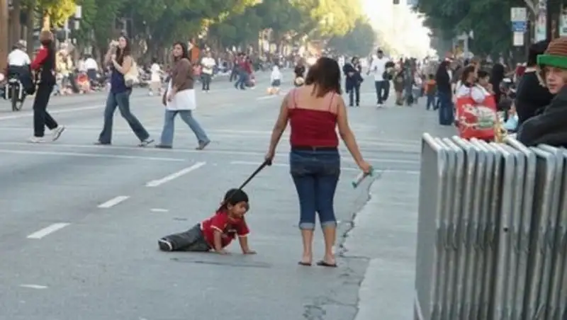 Россиянка выгуливала ребенка на собачьем поводке