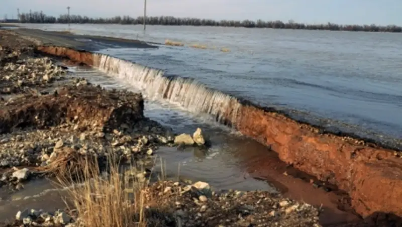 &#1178;ара&#1171;анды облысында б&#1257;гет б&#1201;зылып, тасжолды су шайды