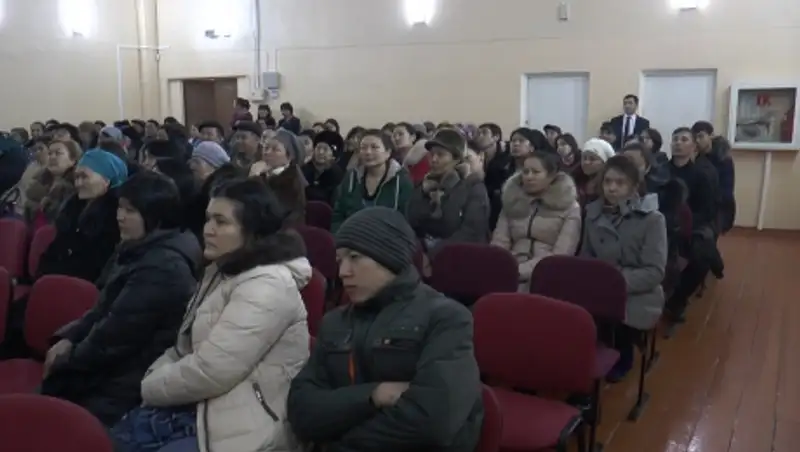 Местная полиция Алматы проводит родительские собрания в школе