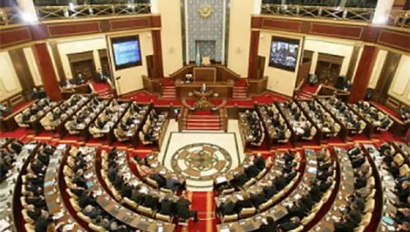 Началось совместное заседание палат Парламента РК