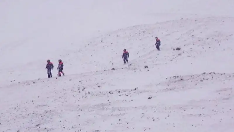 В Кыргызстане семь человек высвободили из-под сошедшей на дорогу лавины