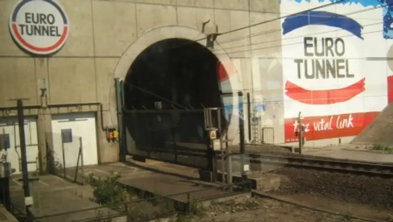 Пытавшиеся проникнуть в туннель под Ла-Маншем мигранты нарушили его работу