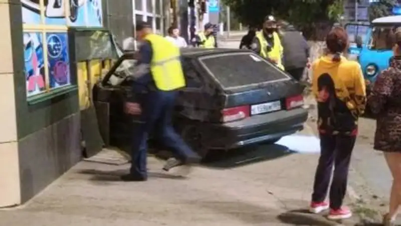 Легковушка впечаталась в фасад магазина в Усть-Каменогорске