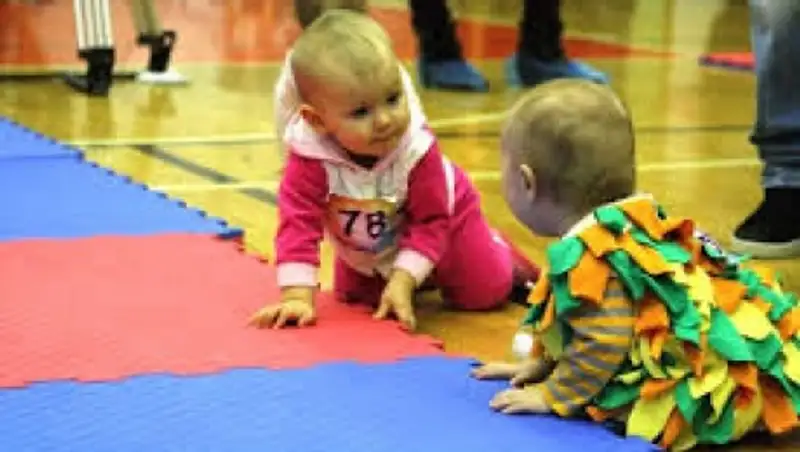 В Кызылординской области прошли соревнования по "скоростному ползанию" среди малышей