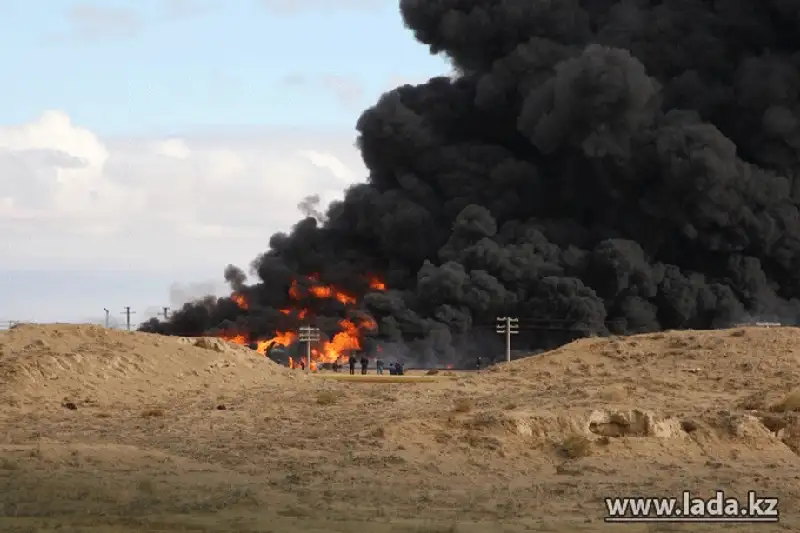 Цистерны с нефтью горят в промзоне Актау (фото), фото - Новости Zakon.kz от 16.11.2013 21:43