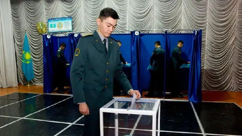 Личный состав военного вуза участвует в выборах президента Казахстана, фото - Новости Zakon.kz от 20.11.2022 12:07