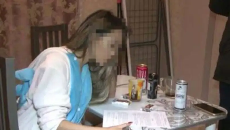 Появилось видео задержания порноактрисы в Караганде