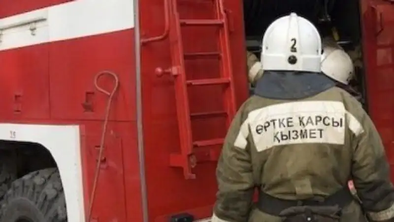 В Алматы горел офис в частном доме