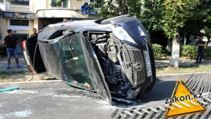 Гость Алматы проехался по автобусной полосе и попал в ДТП