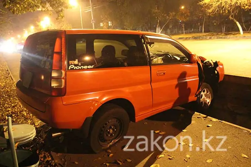 В Алматы в результате ДТП Хонда врезалась в дерево и «отскочила» в арык (фото), фото - Новости Zakon.kz от 06.11.2013 22:16