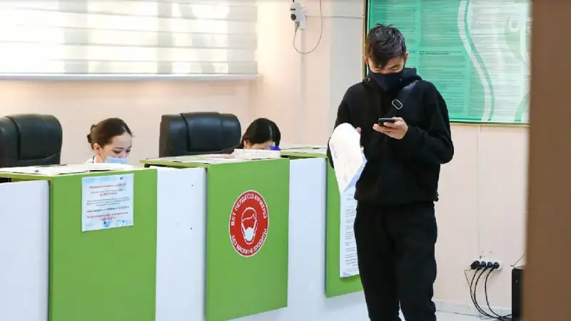 Иммунолог опасается появления более патогенного варианта COVID-19