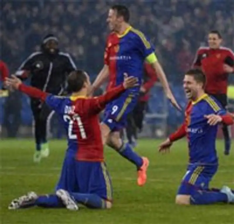 Игроки Базеля празднуют выход в 1/2 финала Лиги Европы. Фото: Fabrice Coffrini / AFP, фото - Новости Zakon.kz от 12.04.2013 15:24