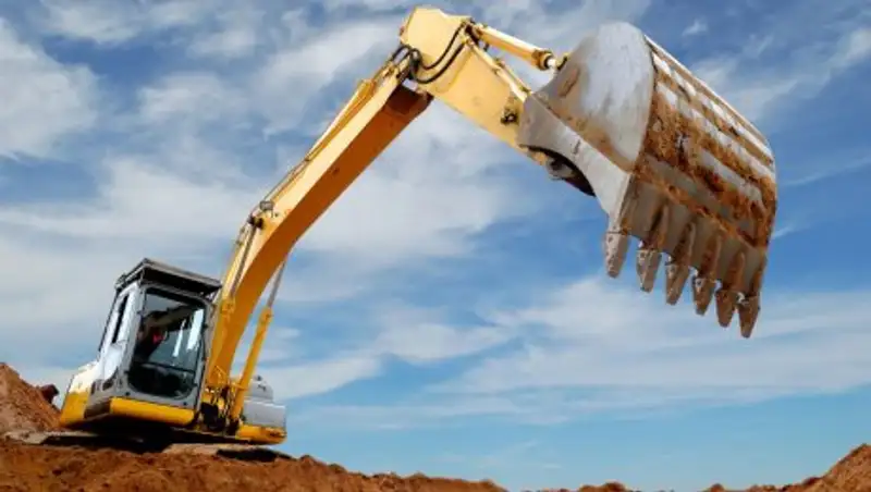 Водителя грузовика насмерть придавило ковшом экскаватора в Актобе