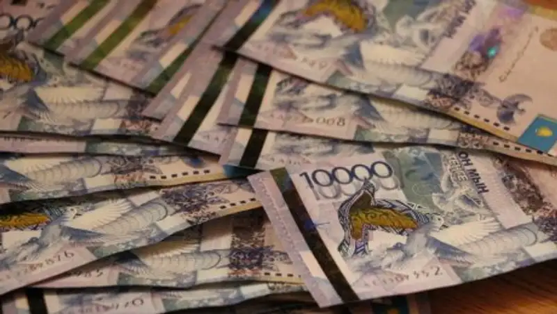 Парень, протиравший обувь десятитысячной купюрой, разгневал пользователей Казнета