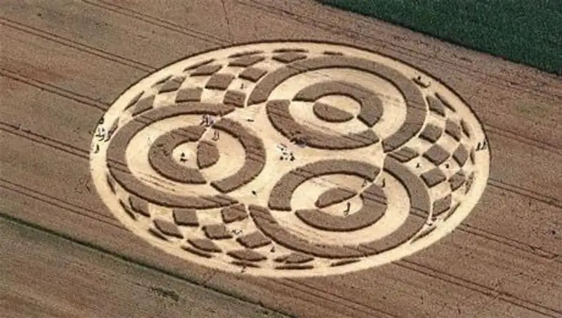 На поле в Германии обнаружили загадочный круг 