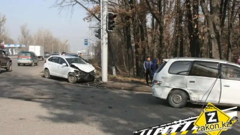 Двое детей пострадали в результате столкновения ZAZ с минивэном в Алматы