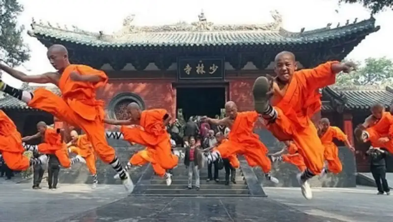 Любовница пугает настоятеля Шаолиньского монастыря старым презервативом