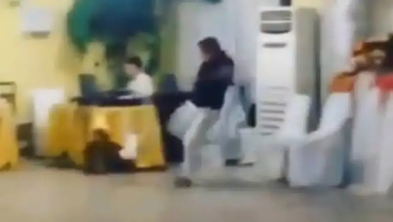 В Караганде гость жестоко пнул голубя на свадьбе