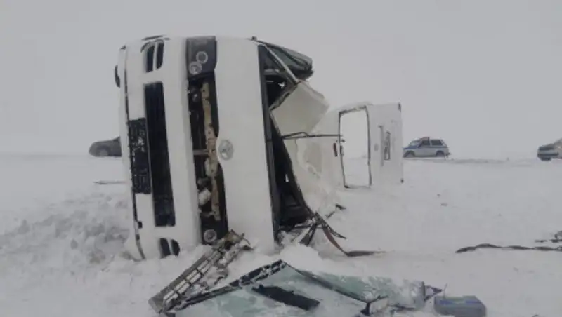 Автобус с журналистами перевернулся в Актюбинской области