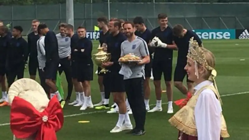 Футболисты сборной Англии отказались пробовать каравай, подаренный по прибытии в Россию