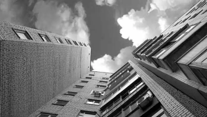 Влюбленная пара упала с 25 этажа в Актобе