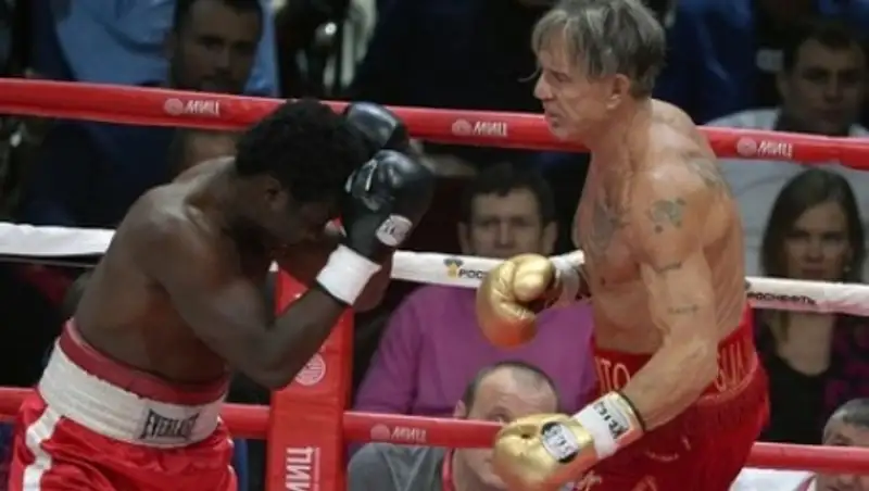 Соперник Микки Рурка по бою в Москве оказался бездомным