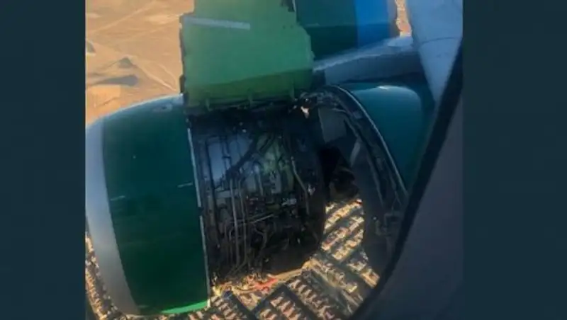 Пассажиры сняли на видео, как самолет потерял обшивку двигателя во время полета