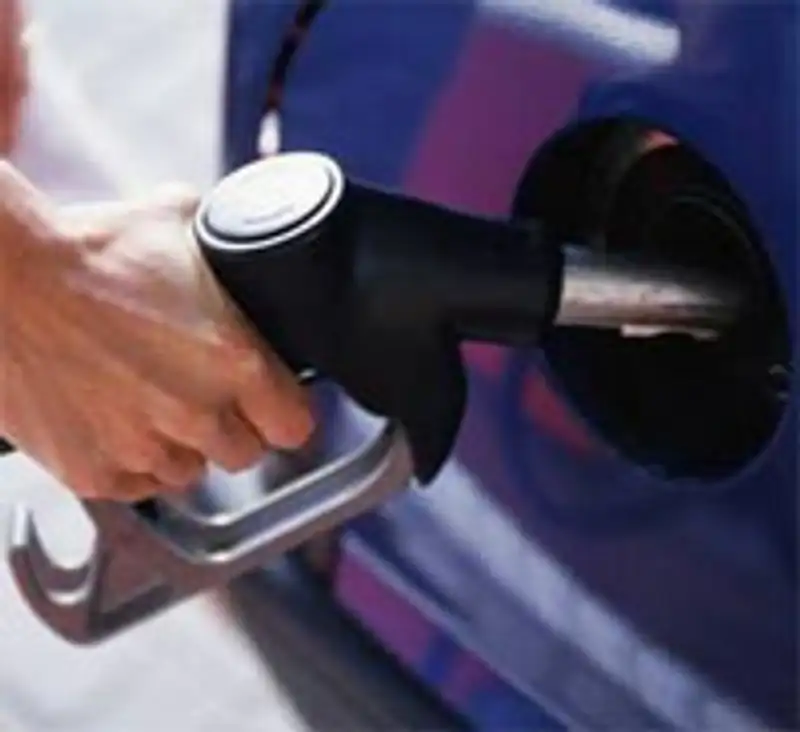 Мажилисмен предлагает ужесточить ответственность владельцев АЗС за продажу некачественного бензина, фото - Новости Zakon.kz от 22.04.2013 16:49