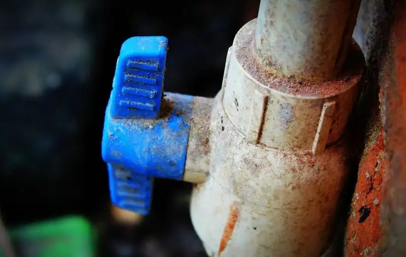 Несколько микрорайонов остаются без воды после прорыва трубы в Петропавловске