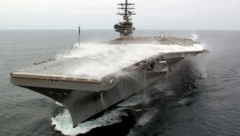 В Японии загорелся атомный авианосец ВМС США