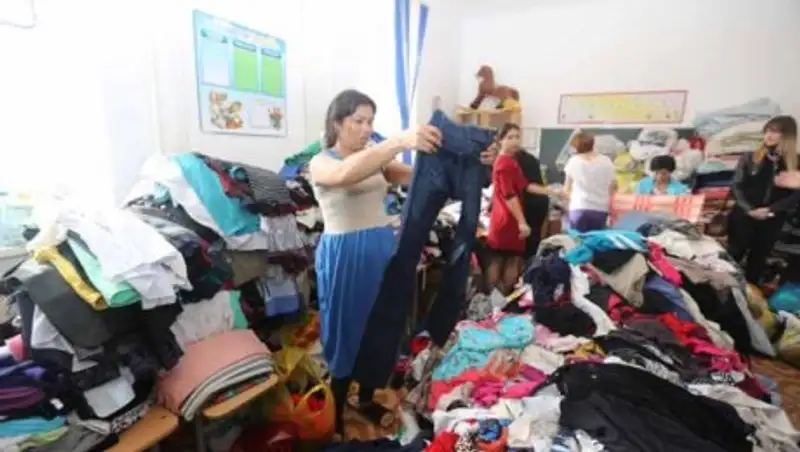 Одежду для жертв потопа в Актобе приходится вывозить на свалку