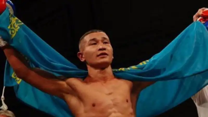 Казахстанский боксер выиграл четвертый бой в профи