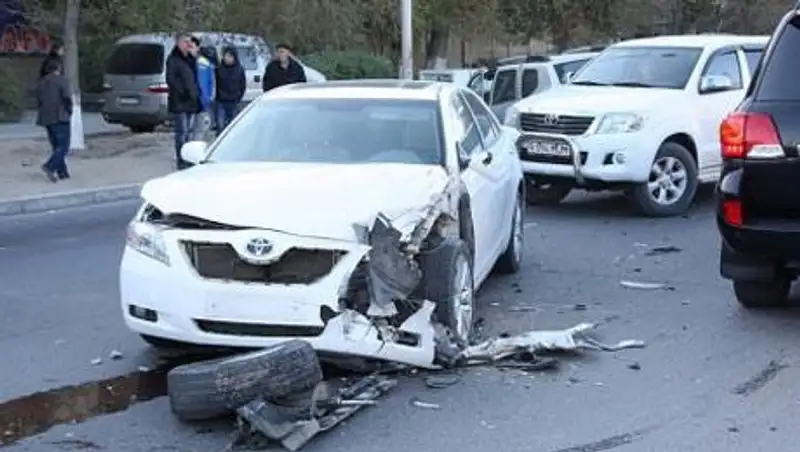 На перекрестке у актауского Ботанического сада столкнулись три автомобиля