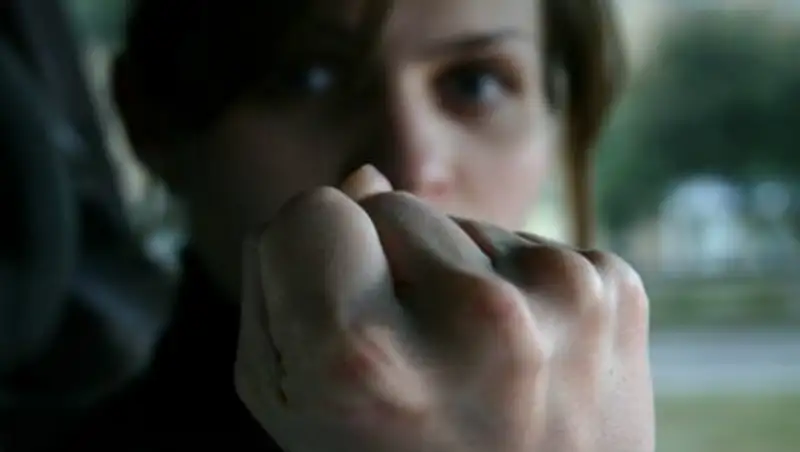 В аэропорту Алматы девушка укусила полицейского, заступаясь за своего мужчину