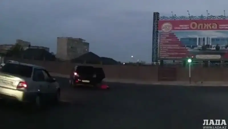 В Актау ребенок выпал из движущегося автомобиля