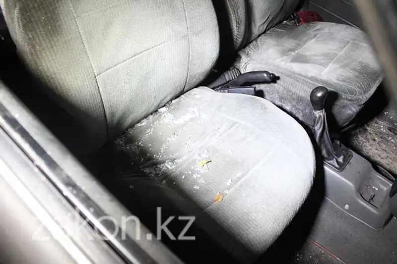 Трое парней пытались украсть брошенную машину, чтобы «греться в ней зимой», Алматы (фото), фото - Новости Zakon.kz от 06.11.2013 21:48