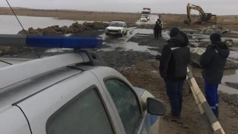 Талая вода снесла мост в Атырауской области