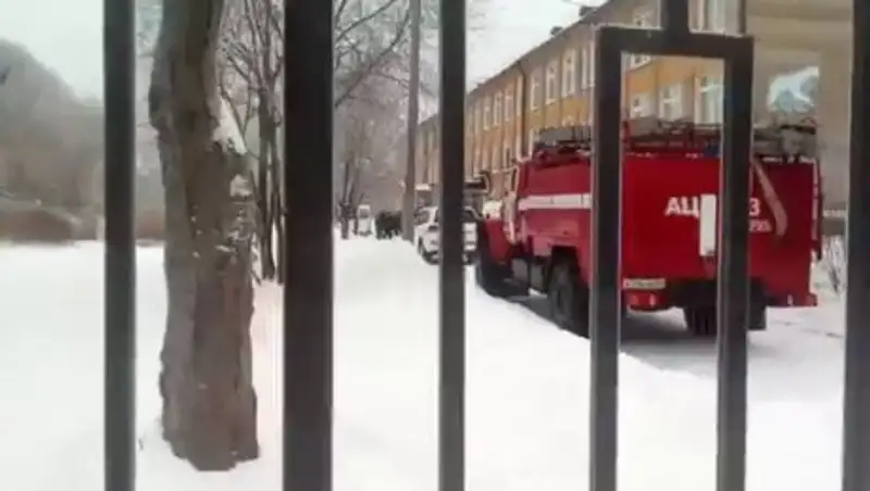 В сети появилось видео, снятое возле школы в Перми