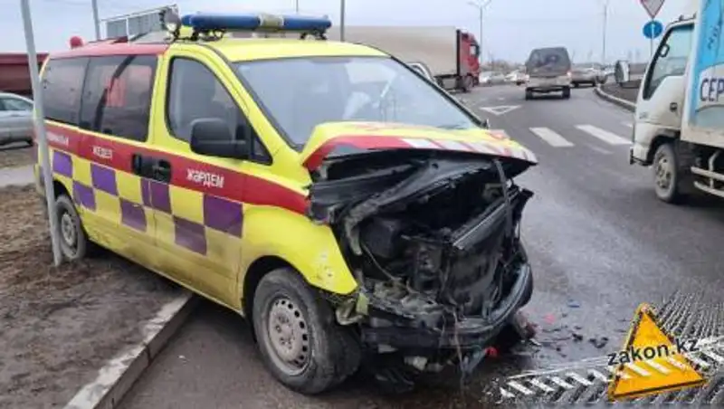 Перевозившую пациентов скорую протаранил грузовик в Алматы