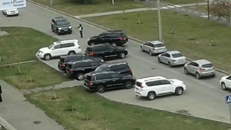 В Усть-Каменогорске полицейский остановил движение, чтобы внедорожники смогли припарковаться