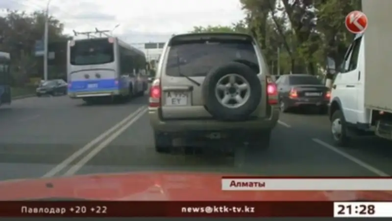 В Алматы наказали водителя троллейбуса, который в ходе гонки выехал на встречку 