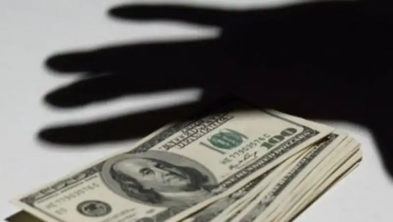 В Шымкенте задержаны должностные лица при даче взятки