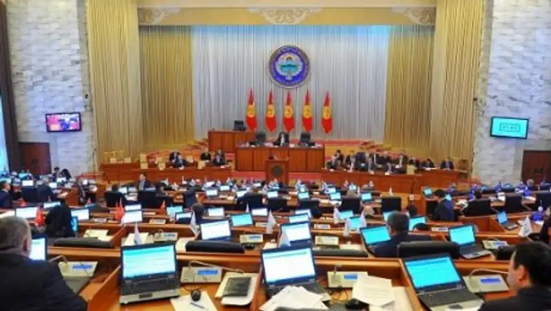 Депутаты Кыргызстана одобрили законопроект о лишении экс-президента неприкосновенности