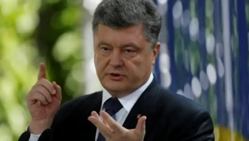 Порошенко поручил чиновникам заняться патриотическим воспитанием молодежи