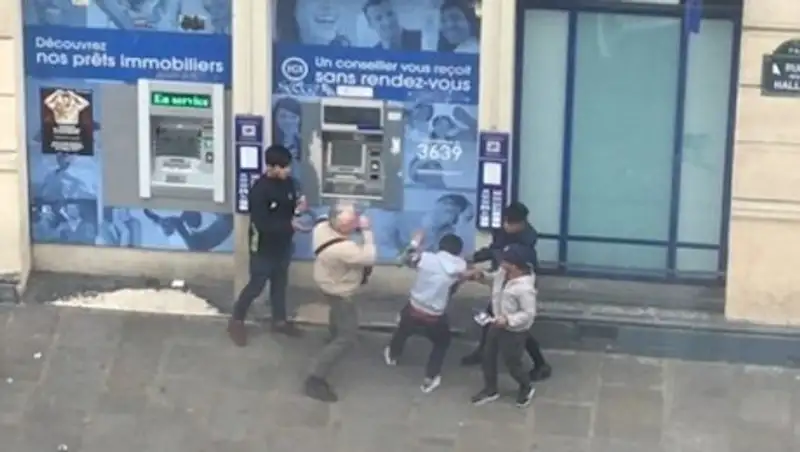 Во Франции пенсионер отбился от банды подростков