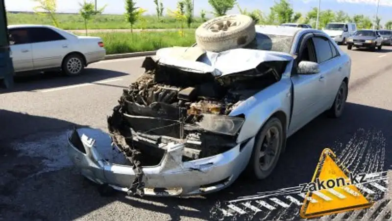 Второе за утро серьезное ДТП произошло на "новой" Момышулы в Алматы